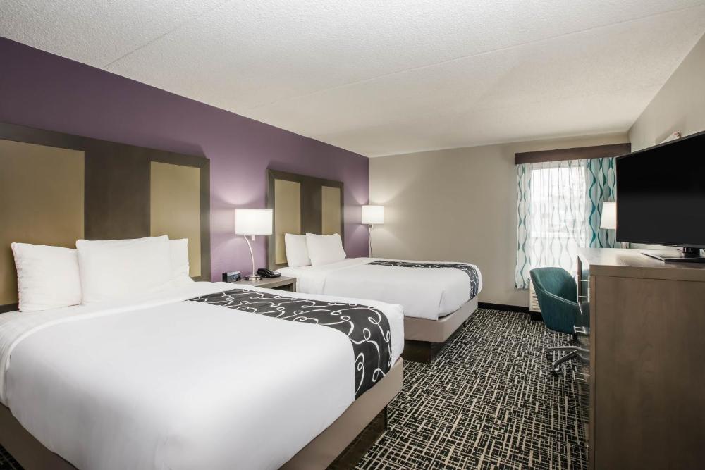 Deluxe Queen Room with Two Queen Beds interior